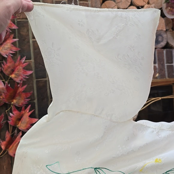 Stunning White Kimono with Lovely Floral Embroidery, Vintage - Picture 9 of 12